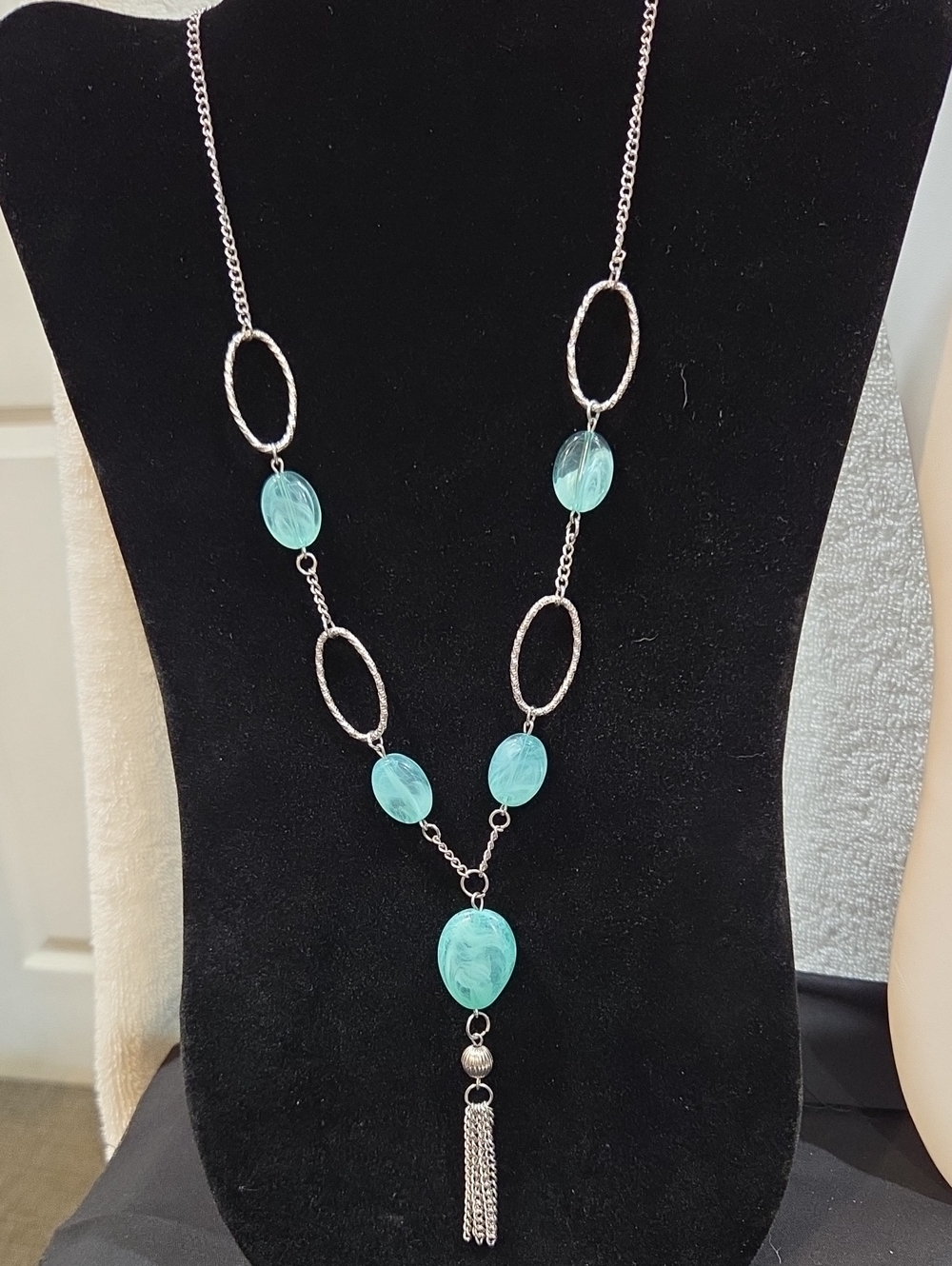 SILVER-TONE NECKLACE WITH MARBLED AQUA COLORED BEADS